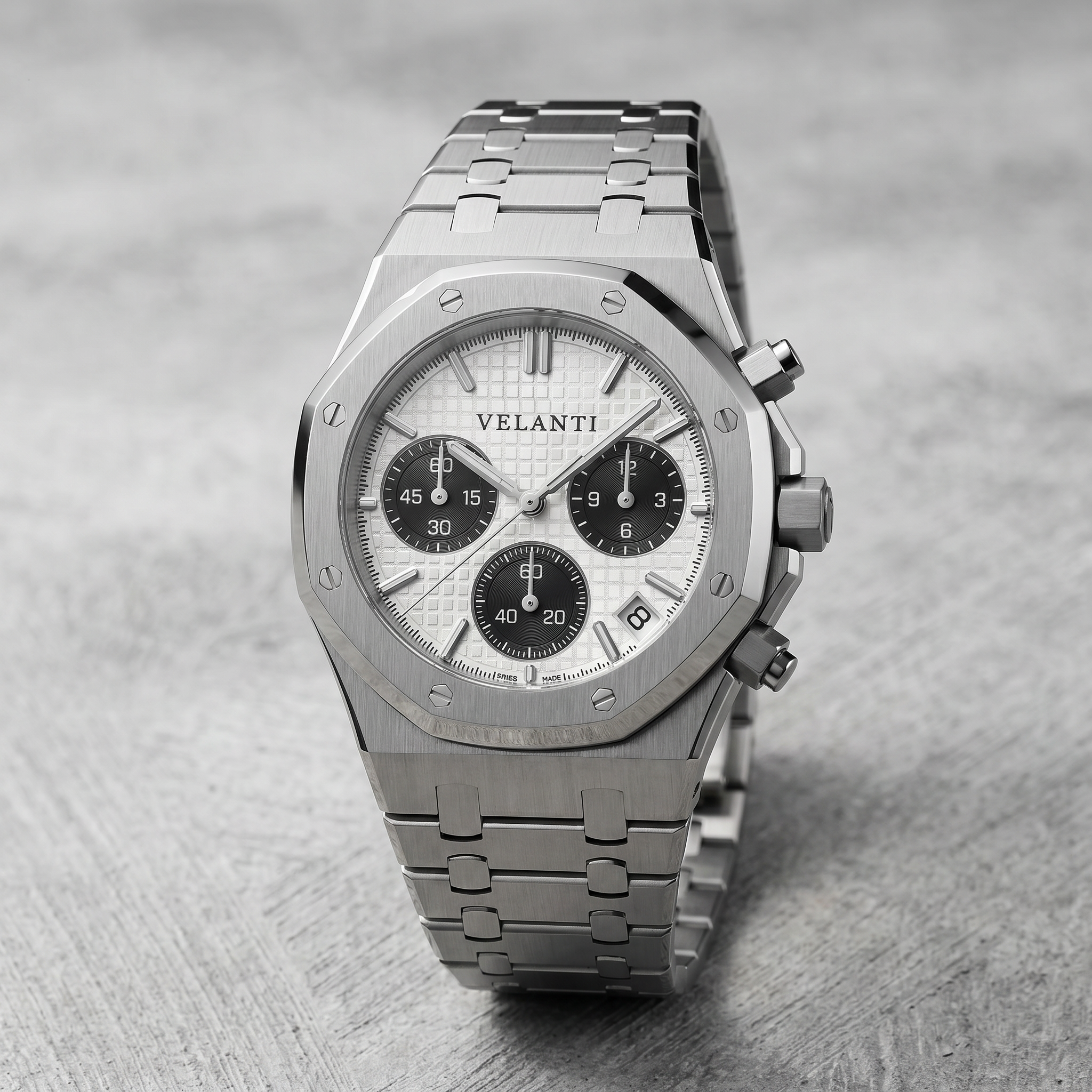 Royal Oak-style chronograph watch, Velanti Milano Royal Veloak Chrono Panda, bracelet detail photo