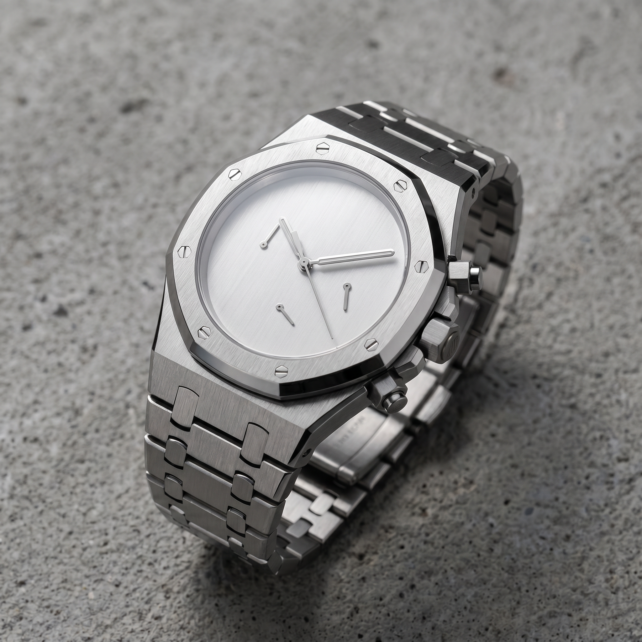 Royal Oak-style chronograph watch, Velanti Milano Royal Veloak Chrono Silver Minimalist, bracelet detail photo
