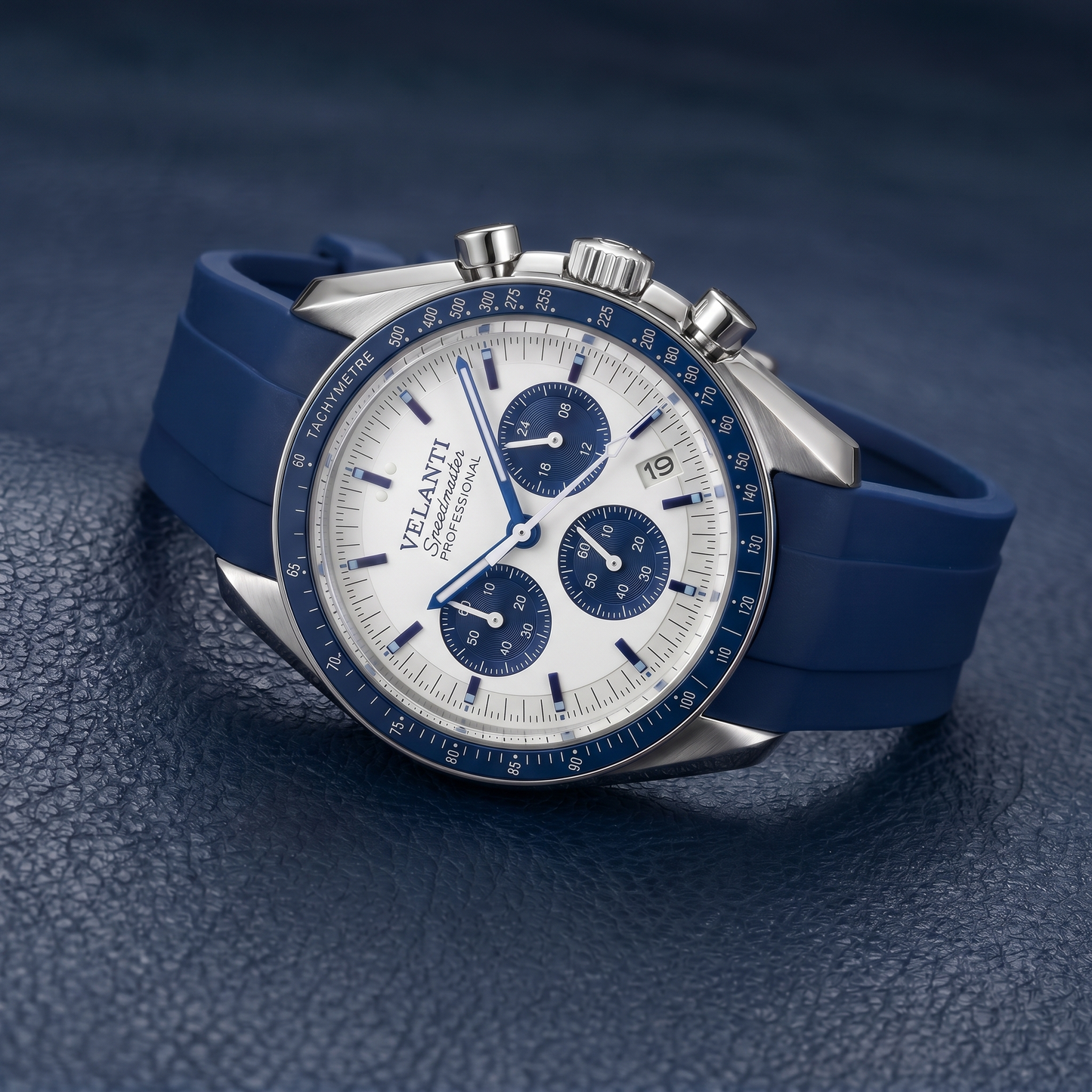 Speedmaster-style custom chronograph watch, Velanti Milano Speedvel Snoopy Blue, bracelet detail photo