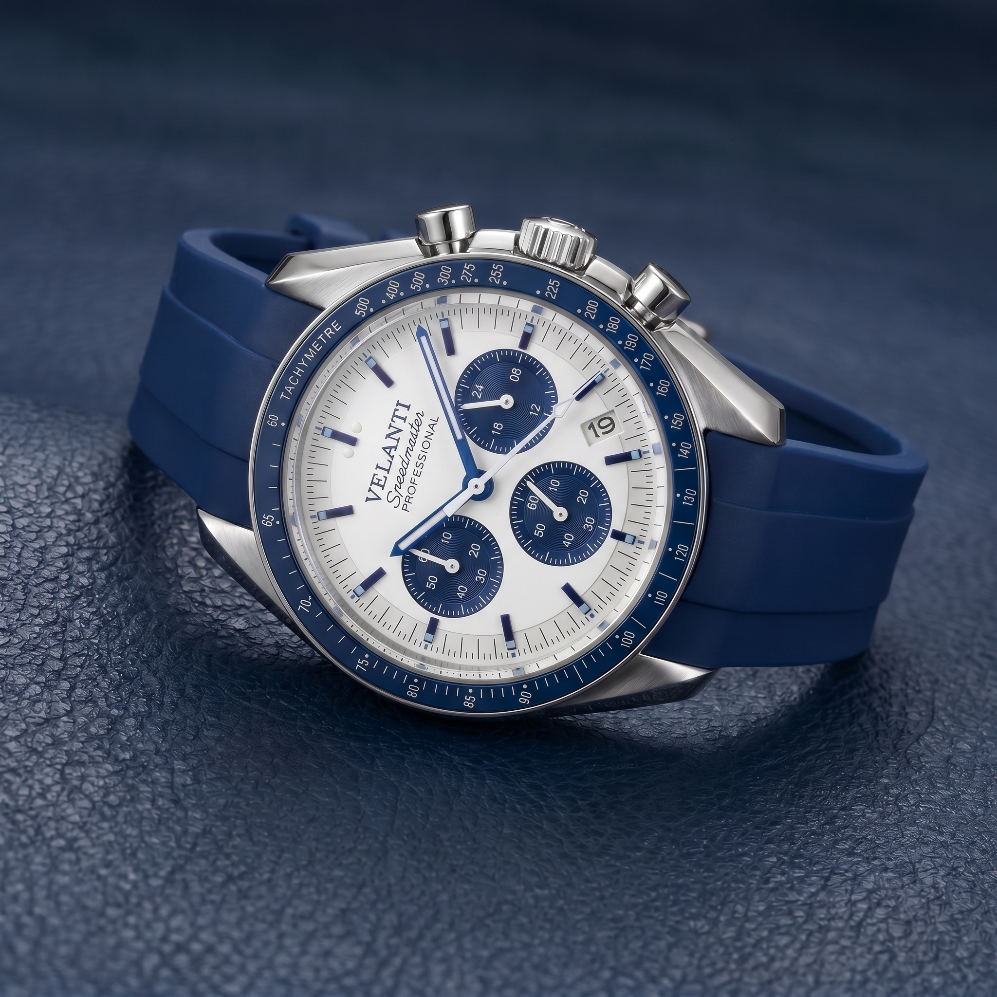 Speedmaster-style chronograph watch, Velanti Milano Speedvel Snoopy Blue, bracelet detail photo