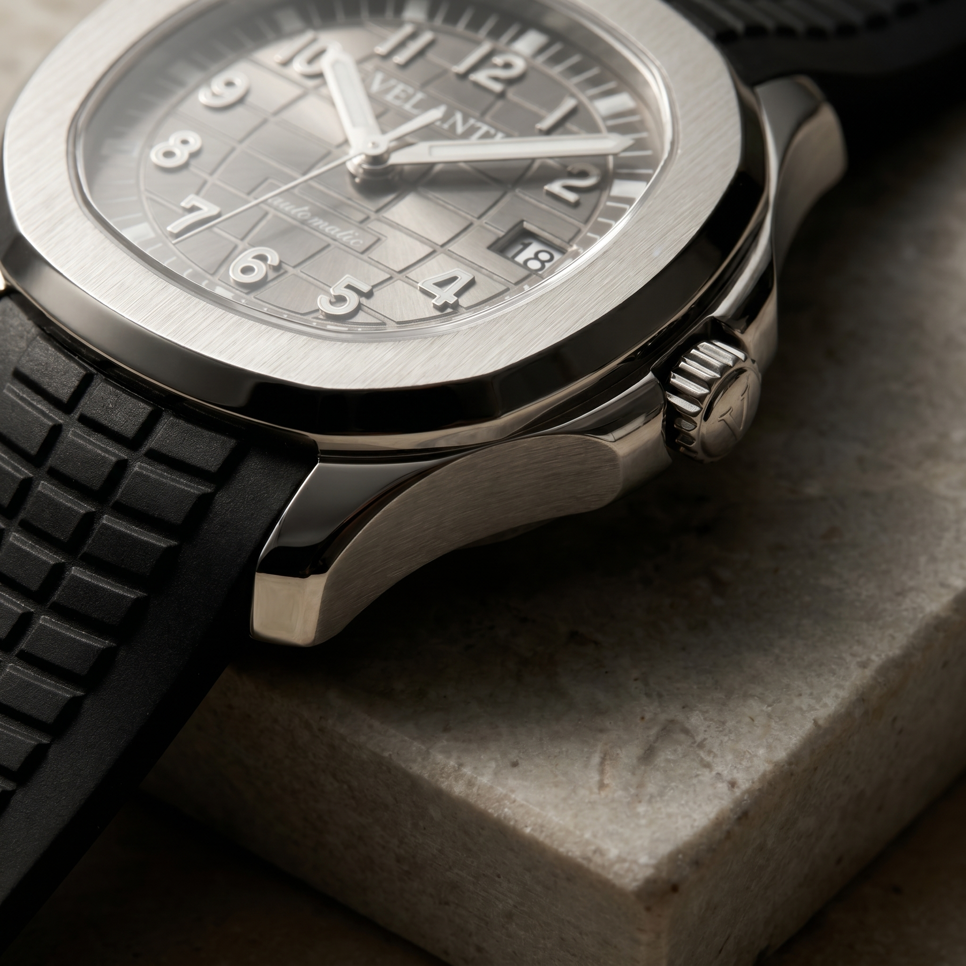 Aquanaut-style custom automatic watch, Velanti Milano Velnaut Silver, bracelet detail photo