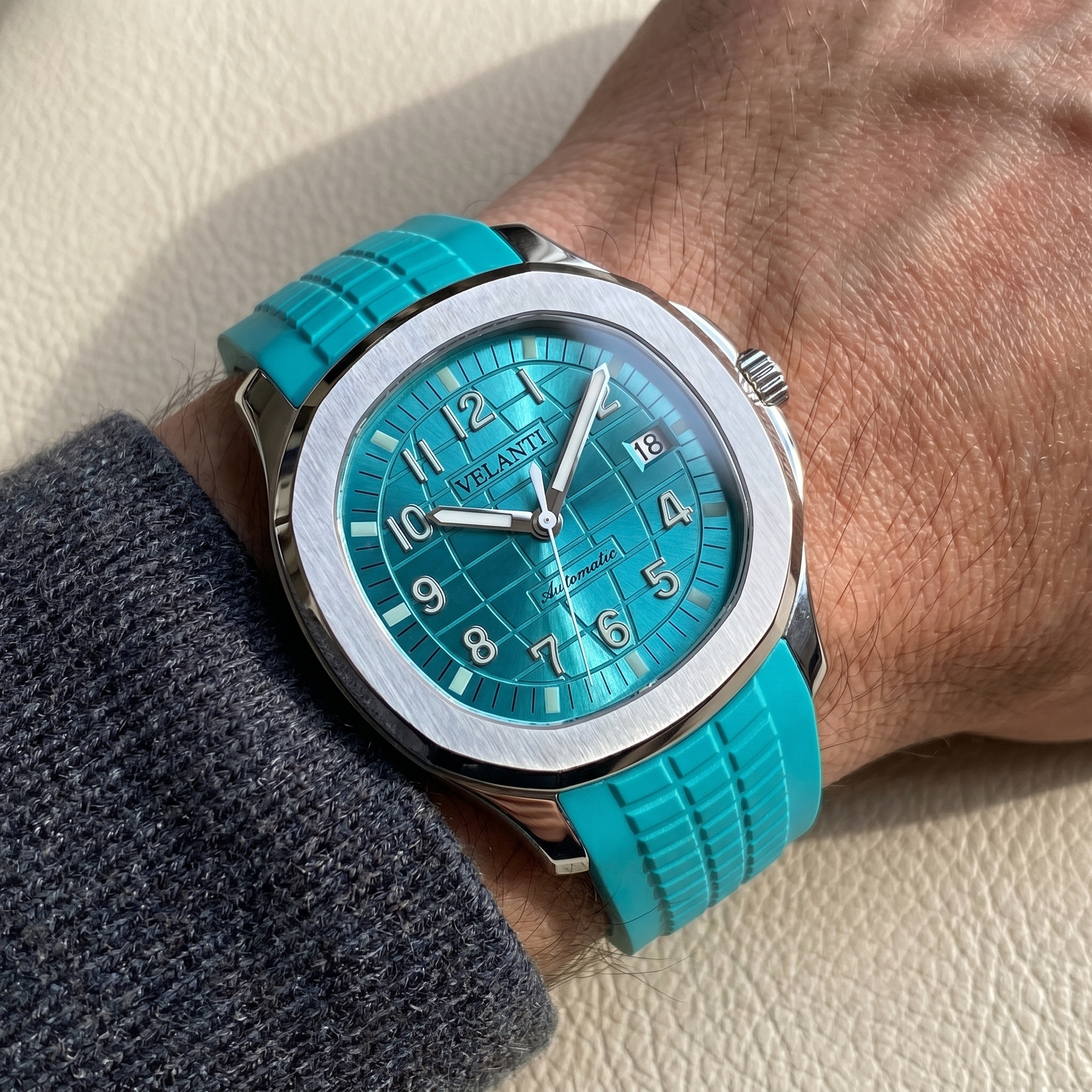 Aquanaut-style automatic watch, Velanti Milano Velnaut Tiffany Metallic Blue, watch detail photo
